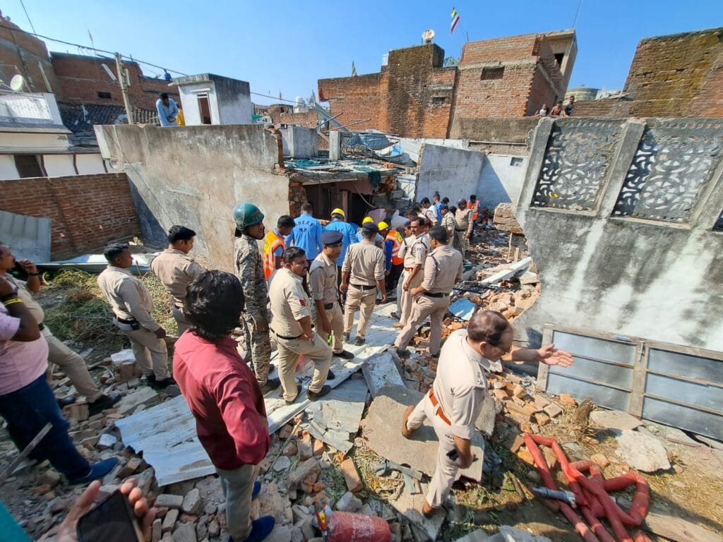 अवैध पटाखा फैक्ट्री में ब्लास्ट से मालिक के चीथड़े उड़े, दो महिलाओं की मौत; 11 गंभीर 1 Blast in illegal firecracker factory destroys owner , two women die in damoh; 11 serious,damoh news, MP news, today updates, blast, MP updates, illegal fire factory blast