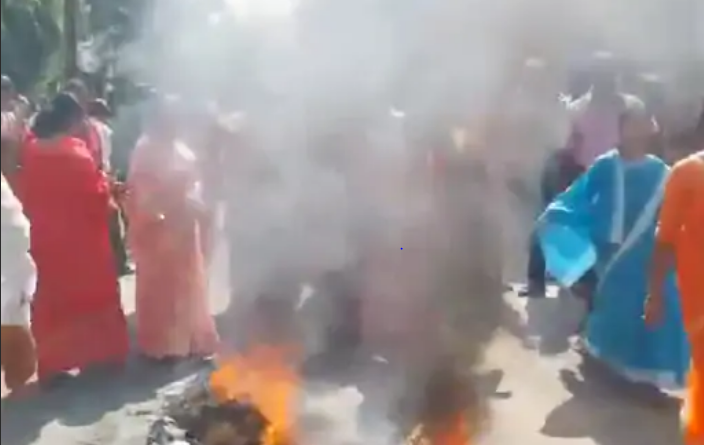 In a private school, a child was beaten and his mother was misbehaved, people burnt the effigy of the school management; FIR against director-teacher, jabalpur news, kalluram news, today updates, jabalpur private school uproar