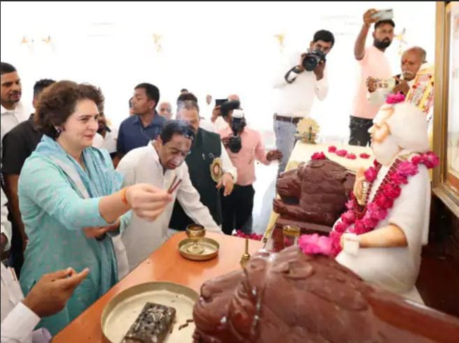 प्रियंका गांधी ने मोहनखेड़ा तीर्थ में माथा टेका, कहा- MP में ‘शिशुपाल’ के अत्याचार का घड़ा भर गया, इन्हें बदलने का समय आ गया 1 Priyanka Gandhi bowed her head at Mohankheda Tirtha, said- the pot of atrocities of 'Sishupal' in MP is full, time has come to change them, priyanka gandhi in dharr, MP election, congress news, MP news, political