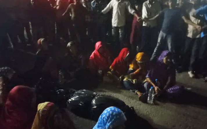 Bike riding couple dies after being hit by bus, were going to complain about daughter's obscene video, MP news, uproar after accident, raisen news, MP news, हादसे के बाद किया प्रदर्शन, रायसेन में हादसा, दो की मौत, MP news