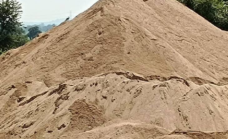 Sand storage and illegal excavation happening without permission in Chhindwara; Administration careless, chhindwara, kalluram news, sand illegal bhandaran, MP news, administrative news