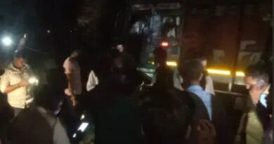 ट्रैक्टर से टकराकर बेकाबू हुए ट्रक ने सड़क किनारे खड़े लोगों को कुचला: गर्भवती समेत 4 की मौत  3 Truck lost control after colliding with tractor and crushed people standing on roadside: 4 including pregnant woman killed, accident, shajapur news, today updates, MP news