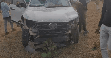 केंद्रीय मंत्री प्रहलाद पटेल की कार से टकराई बाइक, एक की मौत; 3 बच्चे भी घायल 4 Bike collides with Union Minister Prahlad Patel's car, one dead; 3 children also injured, accident, MP eelction 2023, Mp election 2023, kalluram news, MP news