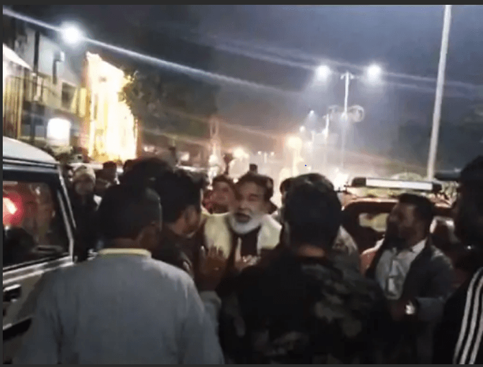 शिवपुरी में आधी रात को बोलेरो में मिली दो EVM, कांग्रेसियों ने सेक्टर मजिस्ट्रेट पर लगाया बदलने का आरोप 1 Two EVMs found in Bolero at midnight in Shivpuri, Congressmen accused Sector Magistrate of changing them, MP election 2023, madhyapradesh election, election 2023, kalluram news, shivpuri