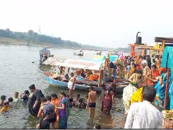 Kartik Purnima bath in MP, 1.5 lakh devotees took bath in Bandrabhan amidst rain and cold; Also performed in Jabalpur, Omkareshwar, Mandla, bandrabhan fair, kalluram news, today updates, kartik punima mela, jabalpur