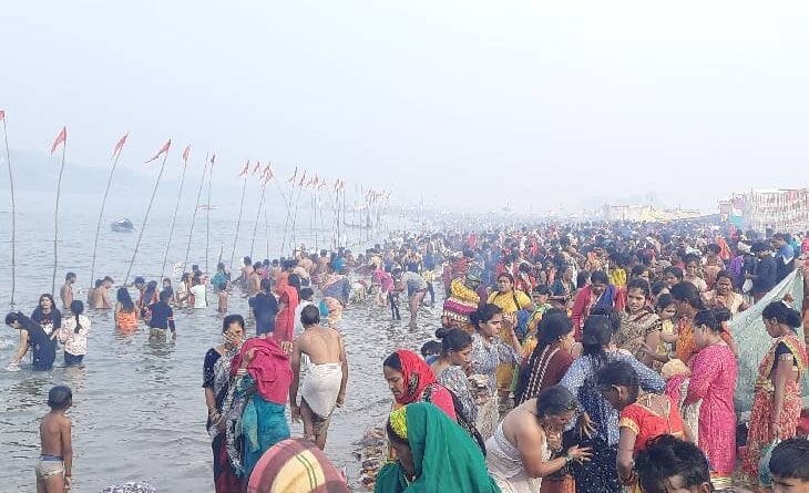 Kartik Purnima bath in MP, 1.5 lakh devotees took bath in Bandrabhan amidst rain and cold; Also performed in Jabalpur, Omkareshwar, Mandla, bandrabhan fair, kalluram news, today updates, kartik punima mela, jabalpur