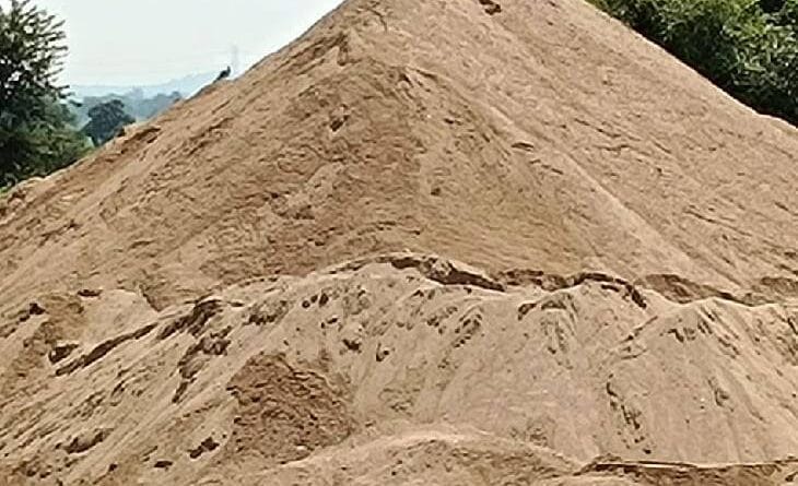 Even after the ban, illegal trade of sand is going on indiscriminately, officers are ignoring it, chhindwara, sand illegal construction, kalluram news, chhindwara news