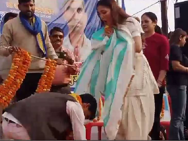 डांसर सपना चौधरी ने ठुमके लगाकर BSP प्रत्याशी के लिए मांगे वोट, मंच पर कैंडिडेट ने पड़े डांसर के पैर 1 Dancer Sapna Choudhary danced and asked for votes for BSP candidate, the candidate touched the dancer's feet on the stage, kalluram news, MP election 2023, election 2023, BSP, shivpuri, sapana chaudhary