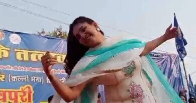 डांसर सपना चौधरी ने ठुमके लगाकर BSP प्रत्याशी के लिए मांगे वोट, मंच पर कैंडिडेट ने पड़े डांसर के पैर 3 Dancer Sapna Choudhary danced and asked for votes for BSP candidate, the candidate touched the dancer's feet on the stage, kalluram news, MP election 2023, election 2023, BSP, shivpuri, sapana chaudhary