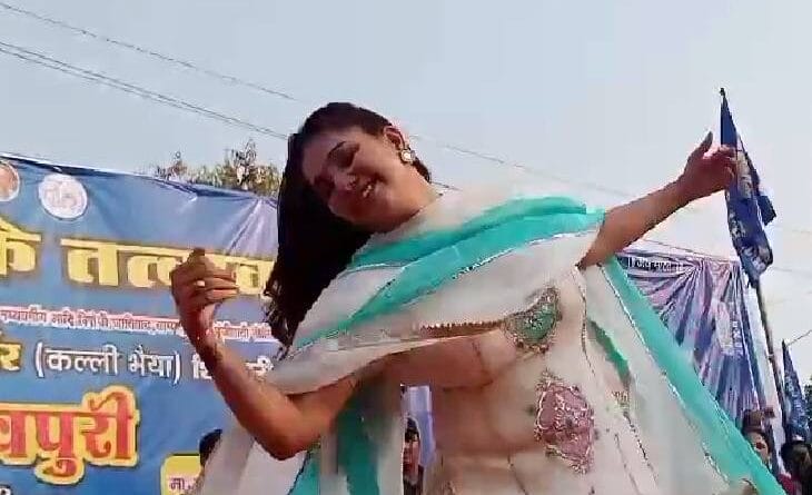 Dancer Sapna Choudhary danced and asked for votes for BSP candidate, the candidate touched the dancer's feet on the stage, kalluram news, MP election 2023, election 2023, BSP, shivpuri, sapana chaudhary