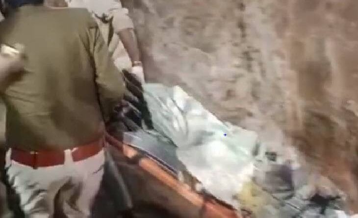 Innocent child died after falling into borewell, was rescued after 5.30 hours of rescue operation, alirajpur, kalluram news, child fell into well rescue