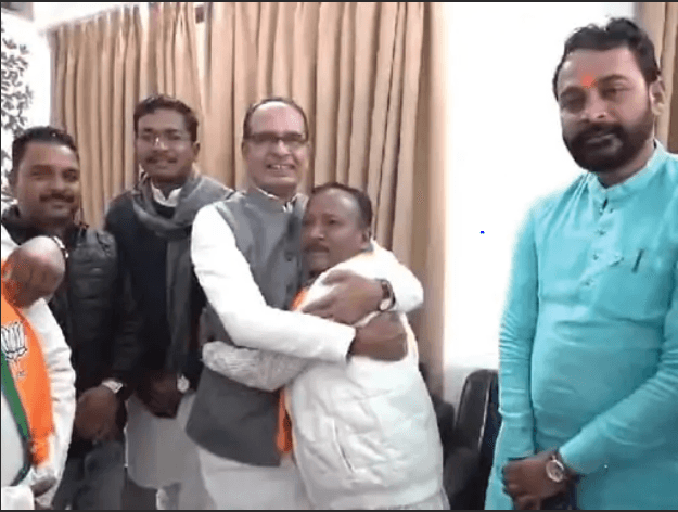 शिवराज ने अनूपपुर भाजपा जिलाध्यक्ष को हाथ से पहनाए जूते, भाजपा नेता ने भावुक होकर पैर छुए 1 Shivraj gave shoes to Anuppur BJP District President with his hands, the BJP leader got emotional and touched his feet, shivraj singh chouhan, anuppur, mp news, kalluram news