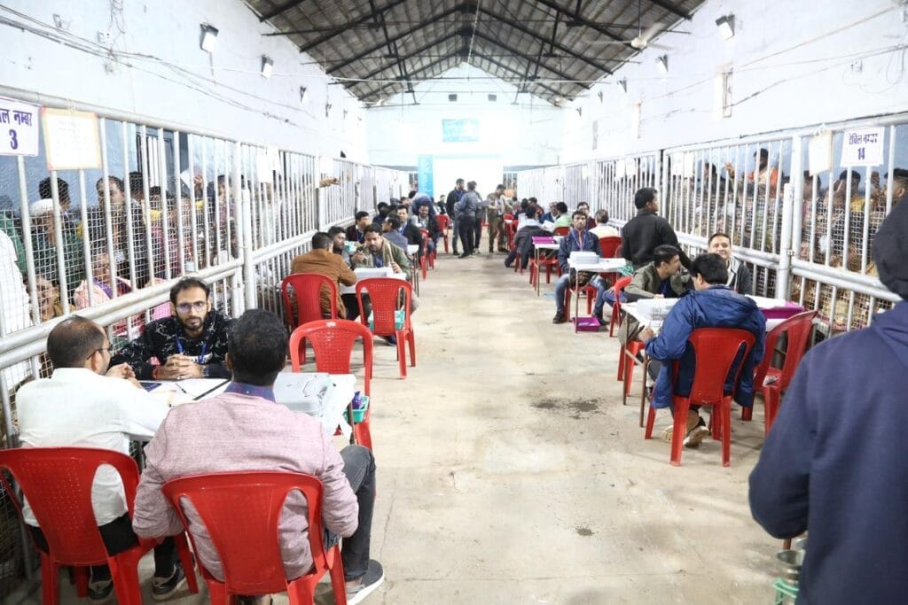 MP में BJP को प्रचंड बहुमत, 31 में से 11 मंत्री हारे; जबलपुर में कांग्रेस विधायक के विजय जुलूस में फायरिंग, युवक घायल 3 Wave of 'Laadli Bahana' in MP: In the trend, BJP is ahead on 154 seats and Congress on 73 seats; Shivraj said- Modi in the mind of MP, MP election 2023, election 2023, madhya pradesh election, kalluram news, MP election counting