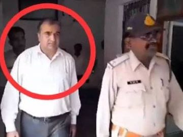 Officer caught taking bribe of Rs 22 lakh, dismissed, had demanded Rs 50 lakh from doctor couple while he was Satna Municipal Commissioner, kalluram news, action against corruption, सुरेंद्र कुमार कथूरिया