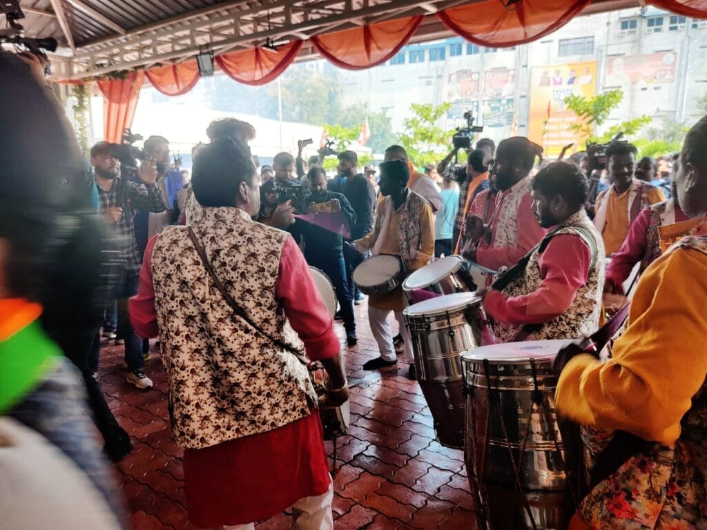 MP में BJP को प्रचंड बहुमत, 31 में से 11 मंत्री हारे; जबलपुर में कांग्रेस विधायक के विजय जुलूस में फायरिंग, युवक घायल 2 Wave of 'Laadli Bahana' in MP: In the trend, BJP is ahead on 154 seats and Congress on 73 seats; Shivraj said- Modi in the mind of MP, MP election 2023, election 2023, madhya pradesh election, kalluram news, MP election counting