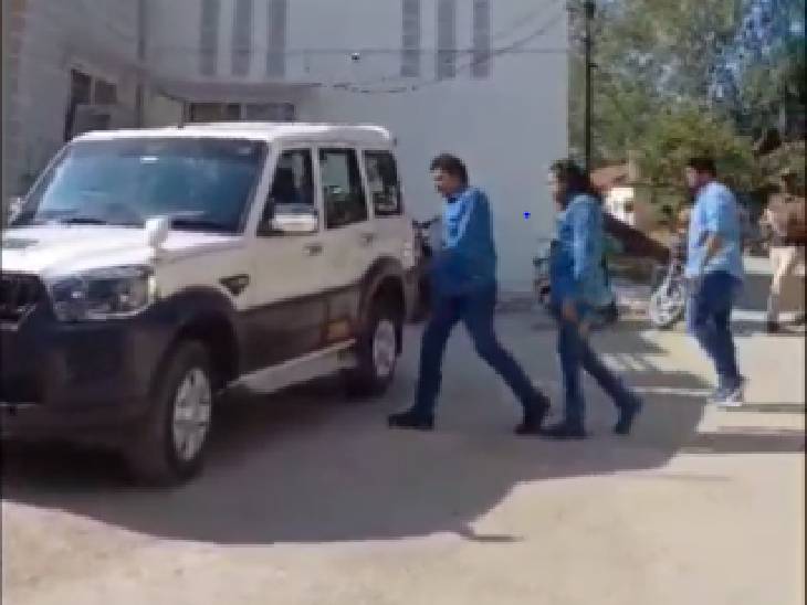 कांग्रेस MLA के बेटे को पुलिस ने किया गिरफ्तार, साली ने लगाया था प्रताड़ना का आरोप 1 Parasia Congress MLA's son arrested, accused of instigating wife to commit suicide, MLA daughter-in-law's suicide case, kalluram news, chindwara, MLA sohan valmiki, aditya valmiki