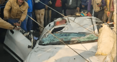 टक्कर मारने के बाद कार के ऊपर पलटा ट्रक, 4 की मौत; राजगढ़ से भिंड जा रहा था परिवार 3 Truck overturns on car after hitting it, 4 killed; The family was going from Rajgarh to Bhind, accident, kalluram news, 4 person dead, guna, rajgarh, bhind, today news, MP updates,