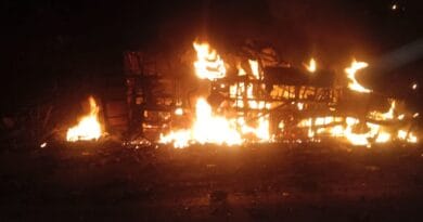 गुना में डंपर से टकराने के बाद बस में लगी आग, 12 लोग जिंदा जले; खटारा हो चुकी थी बस 2 Fire breaks out in Guna after passenger bus collides with dumper, 15 injured sent to hospital, fire in bus in guna, fire, guna, kalluram news