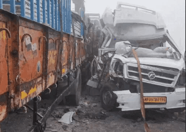 Tourist bus rammed into truck due to dense fog, mini-truck also collided; 2 died; Devotees were returning from Bageshwar Dham to Gwalior, accident, gwalior, jhansi, kalluram news, today updates, MP updates,