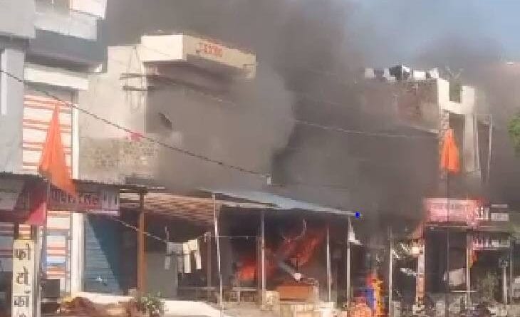 8 gas cylinders explode one after the other in Indore, roof of shop blown off, two other shops caught fire, indore, MP updates, today update, accident, kalluram news
