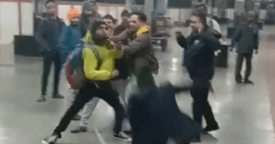 जबलपुर रेलवे स्टेशन पर यात्री ने टीसी को मारा चांटा, नीचे गिर गया अफसर 2 Passenger slaps TC at Jabalpur railway station, officer falls down, jabalpur, kalluram news, crime