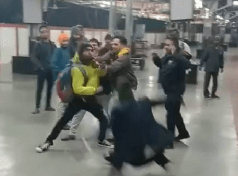 जबलपुर रेलवे स्टेशन पर यात्री ने टीसी को मारा चांटा, नीचे गिर गया अफसर 1 Passenger slaps TC at Jabalpur railway station, officer falls down, jabalpur, kalluram news, crime