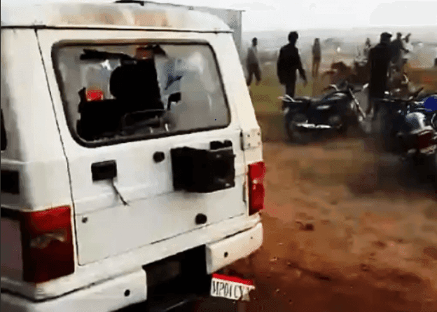 Sand mafia's hooliganism in Narmadapuram, mining company employee beaten with rods and sticks, kalluram news, gundagardi, narmadapuram