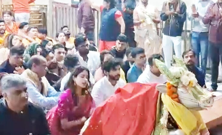 Bollywood actress Jhanvi Kapoor visited Mahakal: sang bhajans in Nandi Hall; The director of 'Jawaan' also arrived to seek blessings, janhavi kapoor, ujjain ,amahakal temple, kalluram news, janhvi kapoor in mahakal temple, director etli kumar