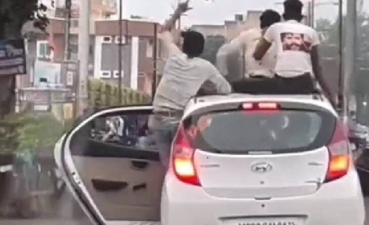 Did the stunt by sitting on the roof of a speeding car, now apologized by holding his ears, crime, stunt in ujjain, ujjain, kalluram news
