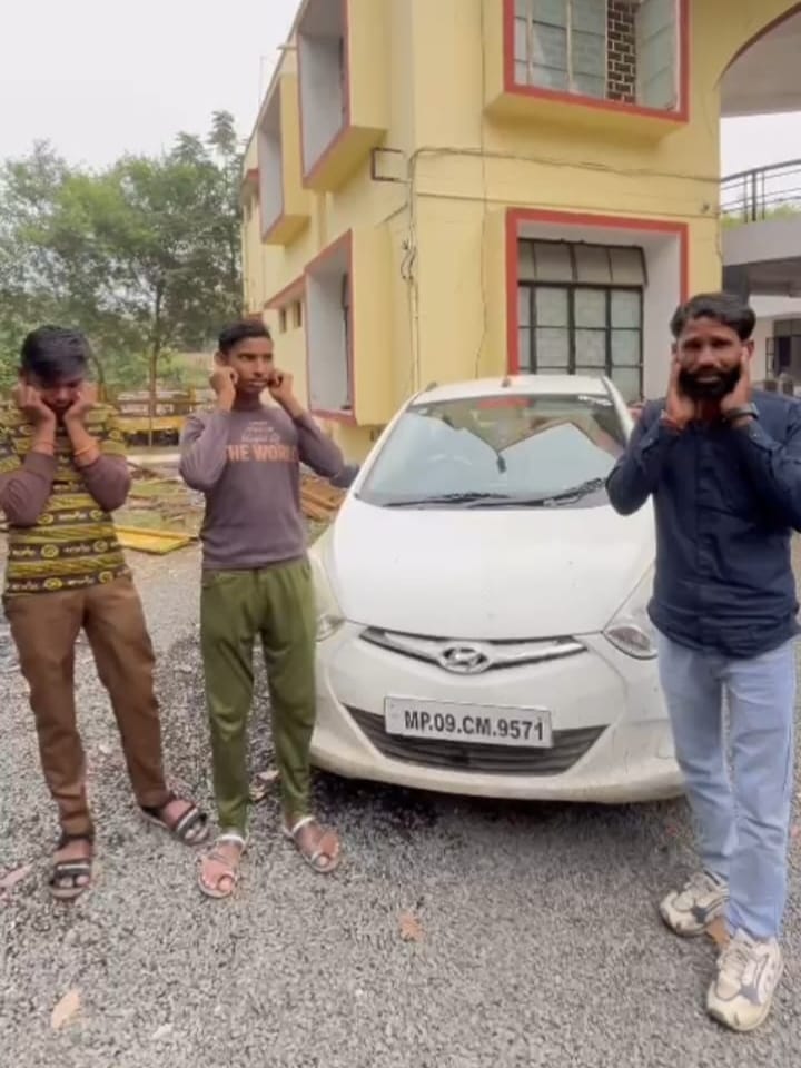 तेज रफ्तार कार की छत पर बैठकर किया था स्टंट, अब कान पकड़कर माफी मांगी 1 Did the stunt by sitting on the roof of a speeding car, now apologized by holding his ears, crime, stunt in ujjain, ujjain, kalluram news