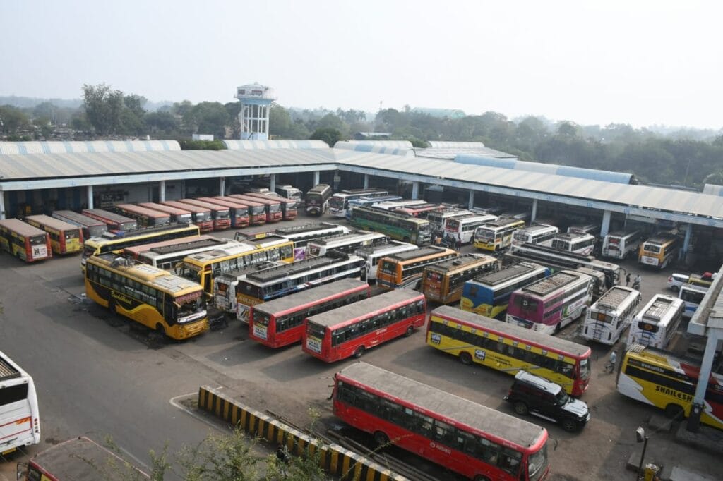 MP में 4 शहरों में काम पर लौटेंगे ड्राइवर, केंद्र सरकार से बातचीत के बाद बनी सहमति; भोपाल समेत अन्य शहरों में असमंजस 1 High Court's instructions - End the drivers' strike: CM Dr. Yadav said - People should not face shortage of essential things, bus-truck strike, MP news, today news, kalluram news, truck drivers strike in MP