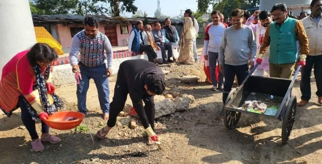 बीना में मंदिरों में चलाया स्वच्छता अभियान, भाजपा ने मंदिर किए साफ 1 Cleanliness campaign launched in temples in Bina, BJP cleaned the temples, sagar, Bina, kalluram news