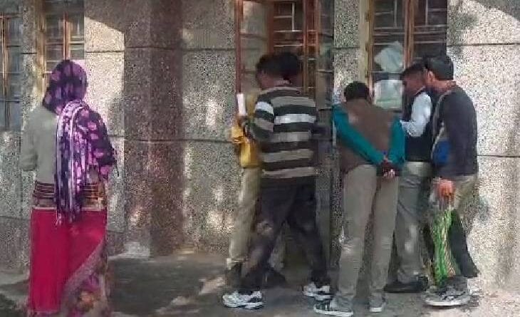 Navodaya students locked themselves in the room for 6 hours, said - English teachers beat us after drinking alcohol, chhindwara, kalluram news, MP news, navodaya school chhindwara, today updates