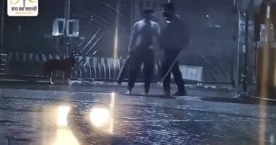 पुलिस अफसर के बेटे ने कार ओवरटेक के विवाद में तीन लोगों को पीटा, क्रिकेट बैट से तोड़फोड़ 3 Police officer's son beats three people over car overtake dispute, vandalizes with cricket bat, gwalior, kalluram news, town inspector sun beaten, morena AJK police officer