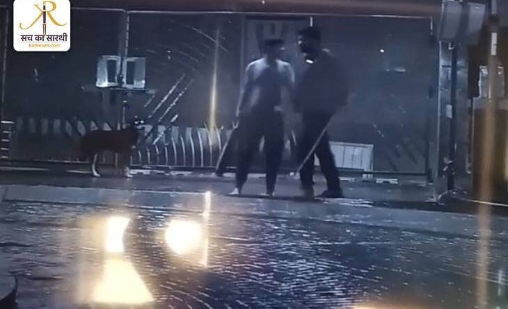 Police officer's son beats three people over car overtake dispute, vandalizes with cricket bat, gwalior, kalluram news, town inspector sun beaten, morena AJK police officer