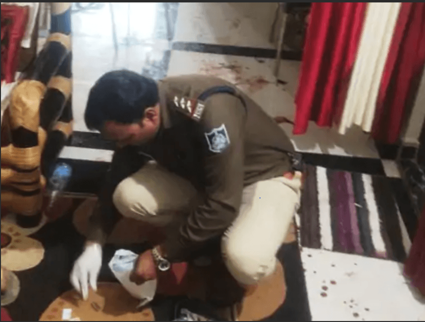 प्रॉपर्टी डीलर, प्रिंसिपल पत्नी और बेटे ने किया सुसाइड, नोट में लिखा- बेटे को देवेंद्र परेशान करता था 2 Property dealer, principal's wife and son committed suicide, wrote in the note - Devendra used to harass his son, family suicide, gwalior, kalluram news