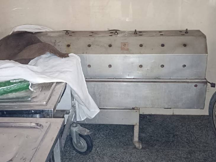 छिंदवाड़ा जिला अस्पताल में तीन साल से बंद है रोटी मेकर, गैस पर रोटी बना रहा ठेकेदार 1 Roti maker is closed in Chhindwara District Hospital for three years, contractor is making roti on gas, chhindwara, district hospital chhindwara, kalluram news