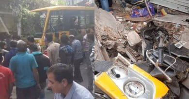 इंदौर में स्कूल बस ने दो लोगों को कुचला, रेस्त्रां संचालक की मौत; नशे में धुत ड्राइवर ने रॉन्ग साइड से मारी टक्कर  1 School bus crushes restaurant operator in Indore, road jammed with dead body, school bus accident, accident, kalluram news, indore,