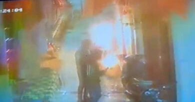 इंदौर में दो बदमाशों ने पेट्रोल डालकर तीन बाइक फूंकी, CCTV सामने आया  3 In Indore, two miscreants poured petrol and burnt three bikes, CCTV surfaced, indore, crime