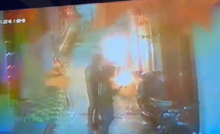 In Indore, two miscreants poured petrol and burnt three bikes, CCTV surfaced, indore, crime