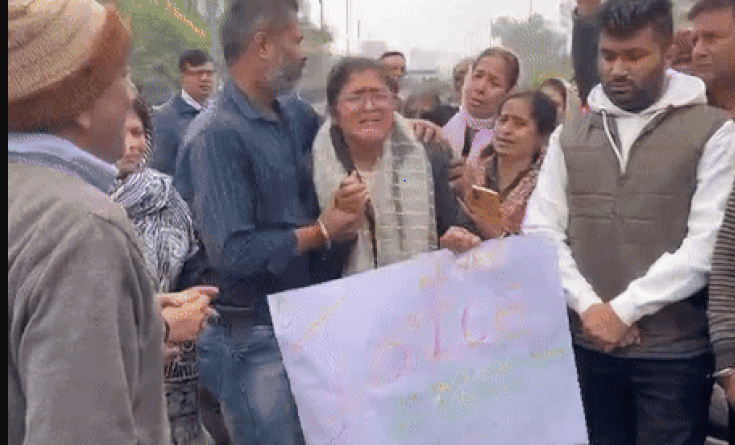 School bus crushes restaurant operator in Indore, road jammed with dead body, indore, school bus accident Indore Laurels School Bus Accident Protest, manikbagh, kalluram news