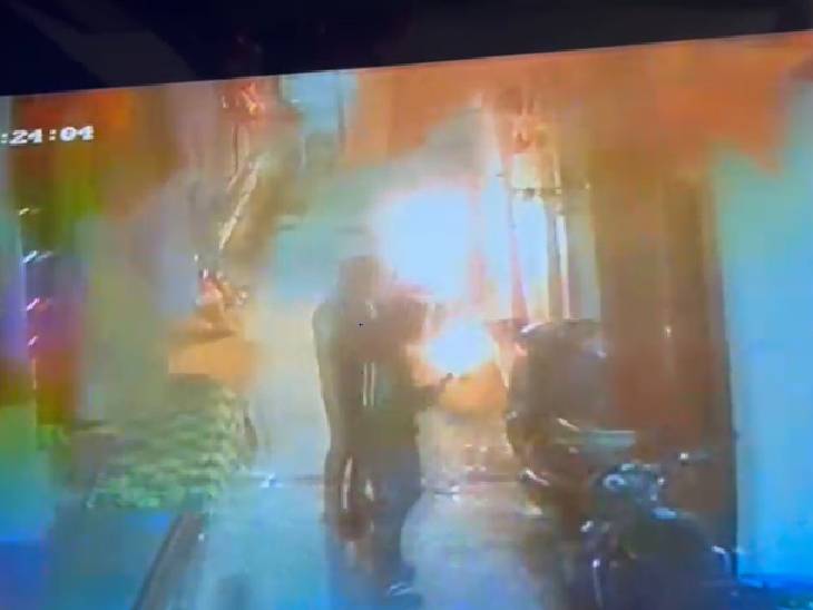 इंदौर में दो बदमाशों ने पेट्रोल डालकर तीन बाइक फूंकी, CCTV सामने आया 1 In Indore, two miscreants poured petrol and burnt three bikes, CCTV surfaced, indore, crime