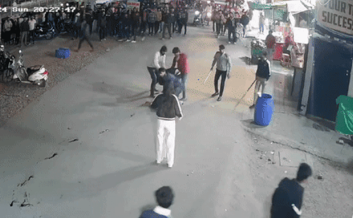 goons beat, stabbed a young man in the middle of the road In Indore, Girls also kicked and punched, indore, इंदौर में गुंडागर्दी, kalluram news, MP news, today updates