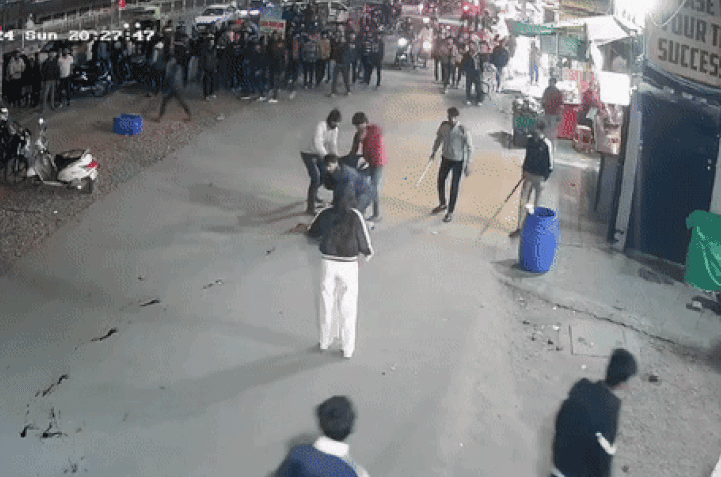 इंदौर में गुंडों ने बीच सड़क पर युवक को पीटा, चाकू मारा; लड़कियों ने भी चलाए लात-घूंसे 1 goons beat, stabbed a young man in the middle of the road In Indore, Girls also kicked and punched, indore, इंदौर में गुंडागर्दी, kalluram news, MP news, today updates
