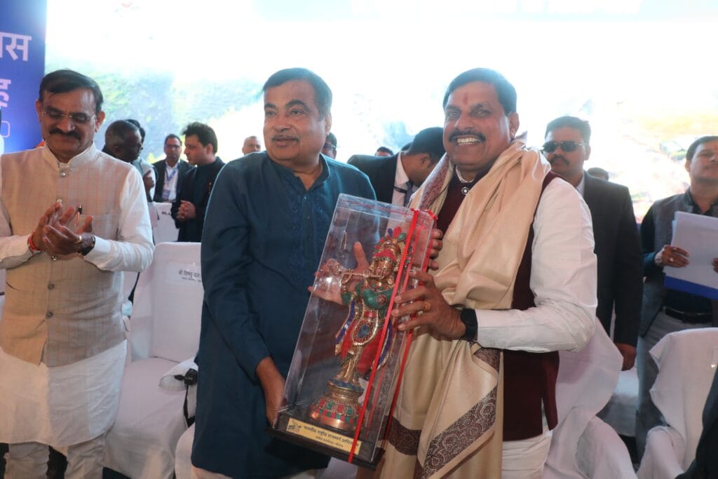 केंद्रीय मंत्री गडकरी का दावा- MP की सड़कें अमेरिका जैसी होंगी, कहा- विकास के लिए मोटर, पावर, ट्रांसपोर्ट और कम्युनिकेशन जरूरी 3 Union Minister Gadkari's claim - MP's roads will be like America, said - Motor, power, transport and communication are necessary for development, jabalpur, bhopal. nitin gadkari, CM Dr. Mohan Yadav, kalluram news, politics, development, MP news
