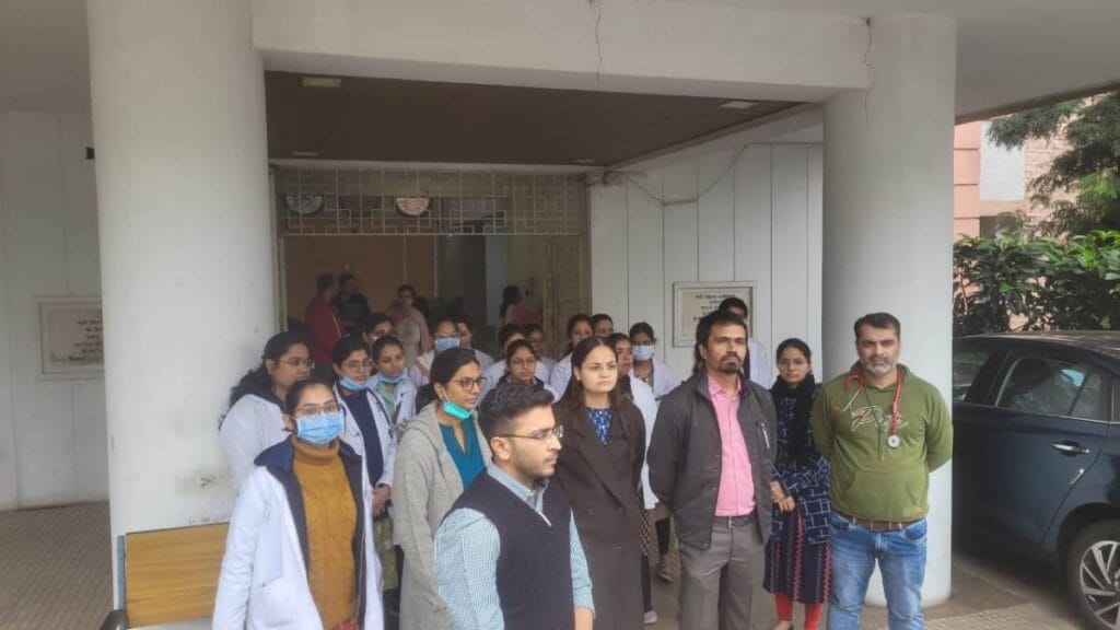 24 घंटे में डॉ. अरुणा कुमार को फिर हटाया, GMC में दोबारा प्रोफेसर बनाने के बाद जूडा ने की थी हड़ताल 1 Dr. Aruna Kumar removed again within 24 hours, Juda went on strike after making him professor again in GMC, GMC bhopal, bhopal, kalluram news, JUDA strike, dr, aruna kumar