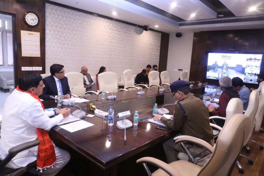 MP में 4 शहरों में काम पर लौटेंगे ड्राइवर, केंद्र सरकार से बातचीत के बाद बनी सहमति; भोपाल समेत अन्य शहरों में असमंजस 2 High Court's instructions - End the drivers' strike: CM Dr. Yadav said - People should not face shortage of essential things, bus-truck strike, MP news, today news, kalluram news, truck drivers strike in MP, CM mohan yadav