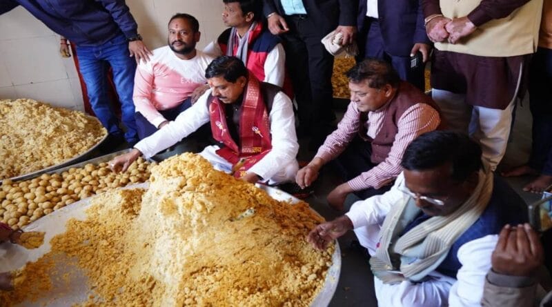 CM Dr. Yadav made laddus in Mahakal temple, 250 quintal laddus will be distributed in Ayodhya on January 22, ayodhya ram mandir, CM dr. Mohan yadav, ujjain mahakal, kalluram news