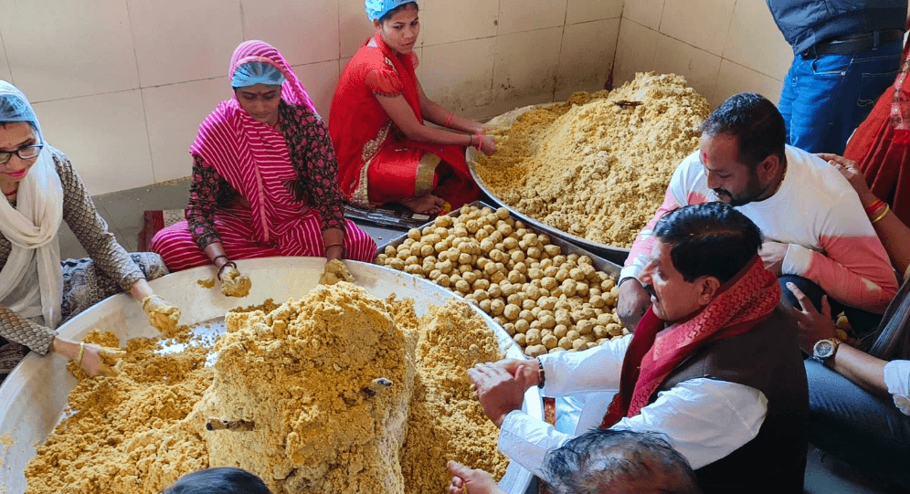 महाकाल मंदिर में CM डॉ. यादव ने बनाए लड्डू, 22 जनवरी को अयोध्या बंटेंगे 250 क्विंटल लड्डू 2 CM Dr. Yadav made laddus in Mahakal temple, 250 quintal laddus will be distributed in Ayodhya on January 22, ayodhya ram mandir, CM dr. Mohan yadav, ujjain mahakal, kalluram news