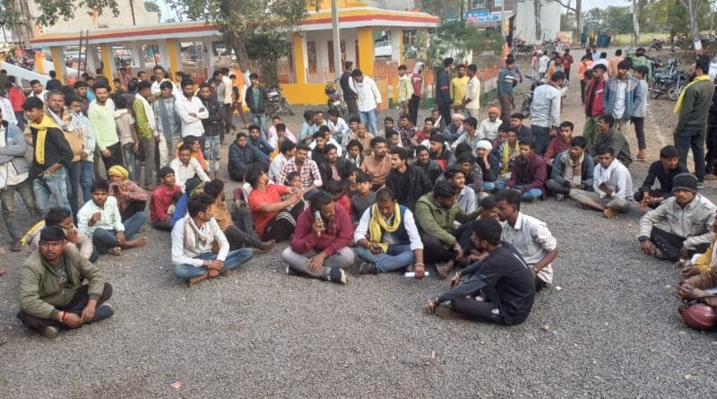 After suicide in Ratlam, people surrounded the police station, two days ago the constable had slapped him, ratlam, crime, kalluram news